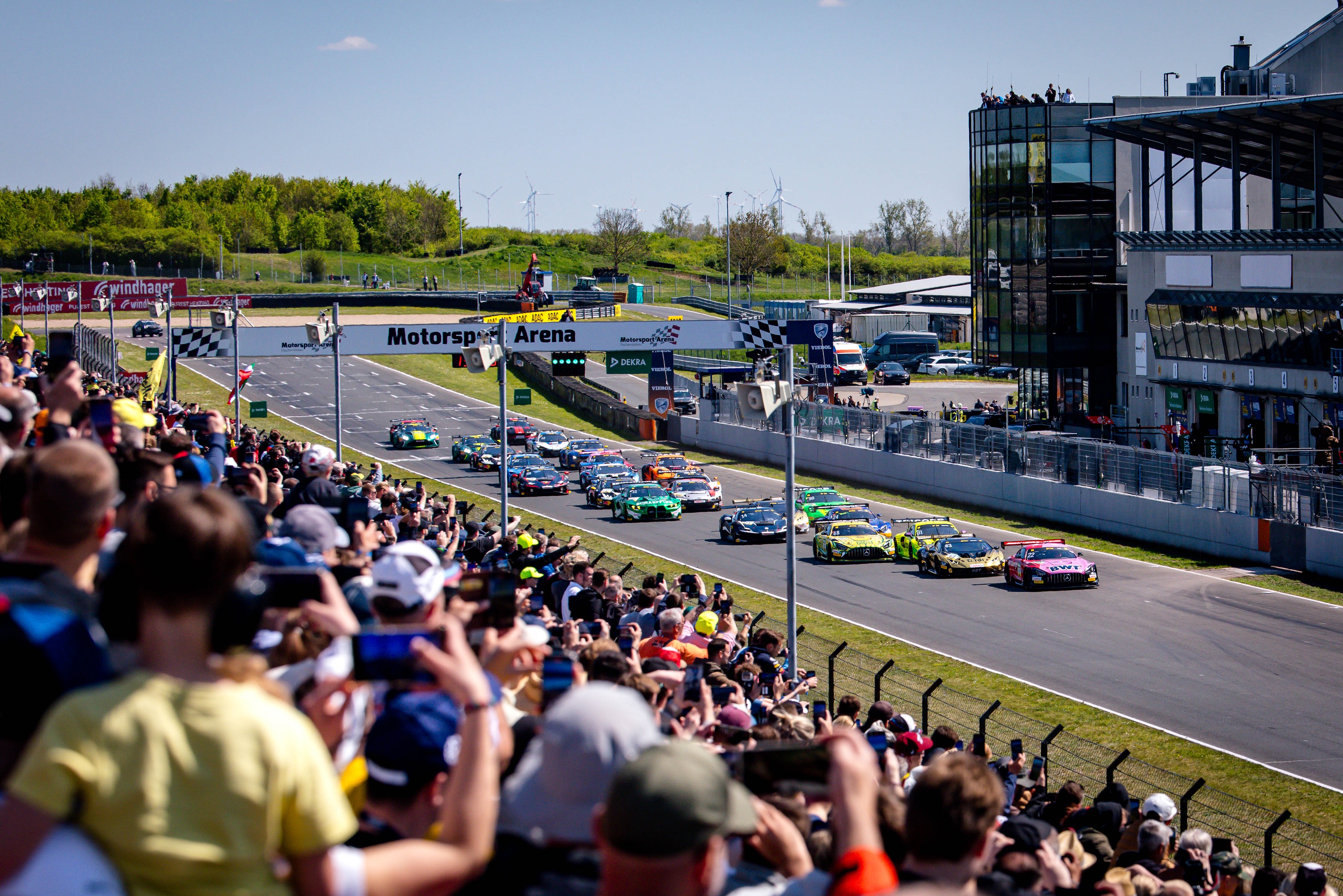 Die DTM wird nach Oschersleben geleitet, wo sie unkonventionell die zweite Saisonhälfte startet